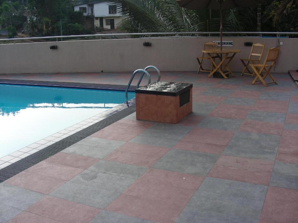 Devon Hotel Kandy Exterior photo